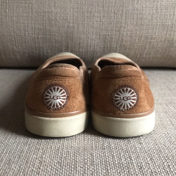 Womens like new UGG slip-on tan suede sneakers / lounge shoes. Size 6 - Picture 4 of 9